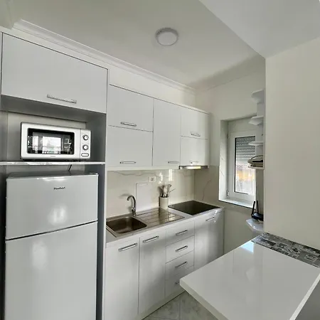 Charm Hideaway Apartment *